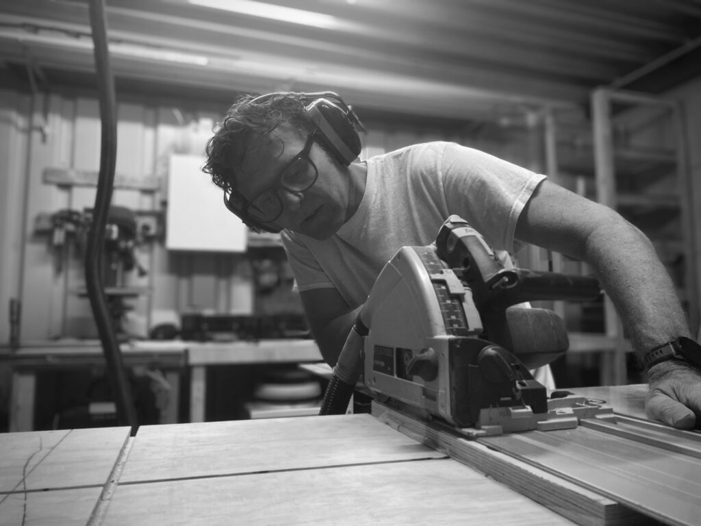 Meubel maker aan het werk